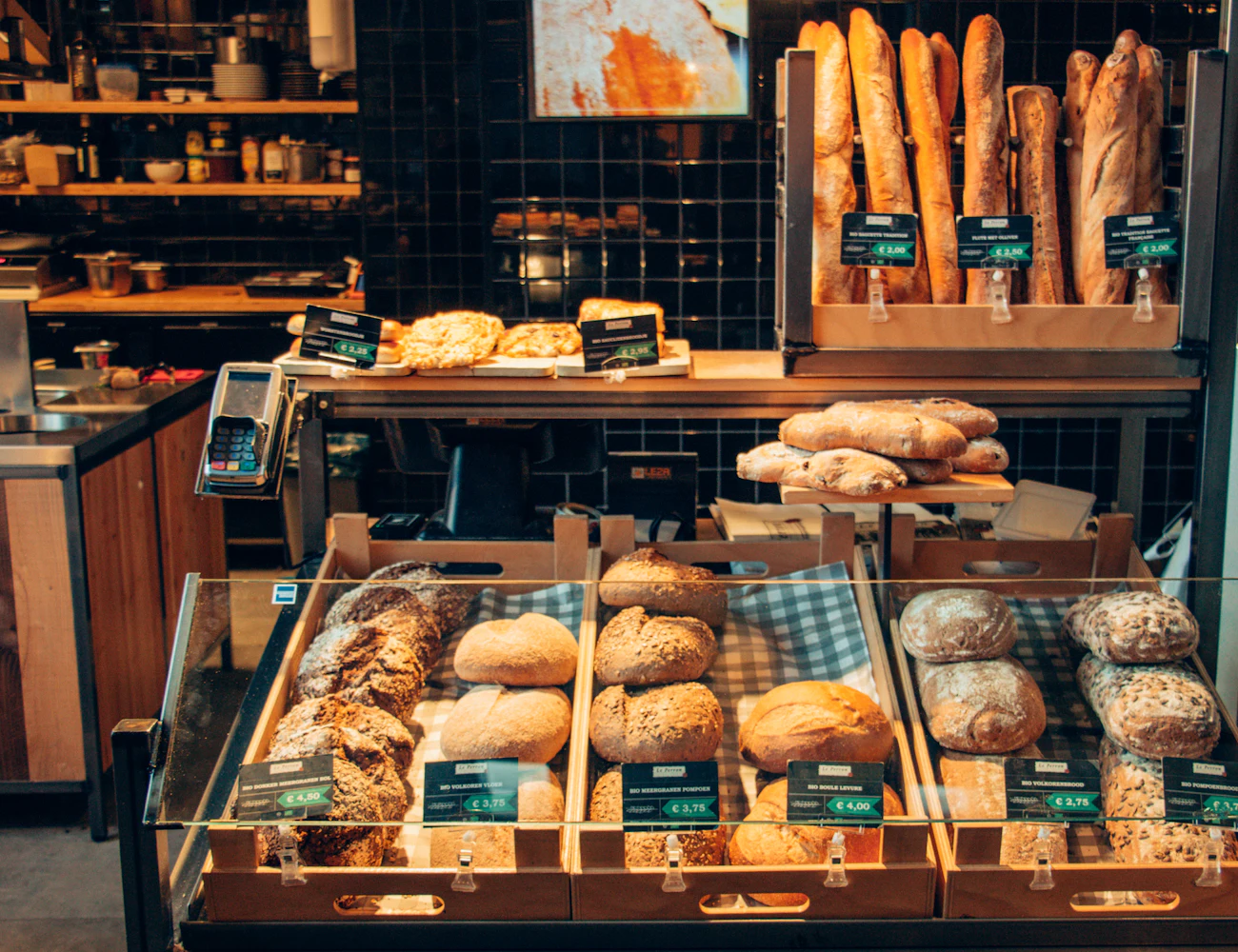 Al Nour Bäckerei, frische Auslage